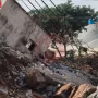 मिर्जापुर के क्रशर प्लांट में गिरे स्ट्रक्चर का मलबा और बचाव कार्य करते लोग।