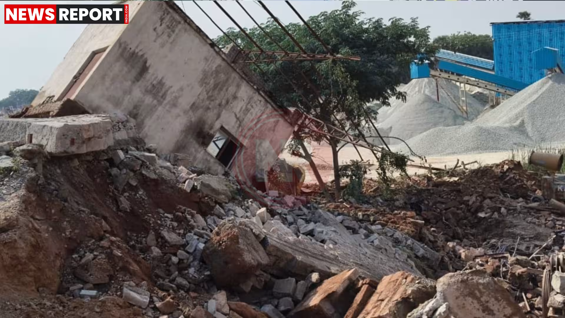 मिर्जापुर के क्रशर प्लांट में गिरे स्ट्रक्चर का मलबा और बचाव कार्य करते लोग।