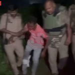 मीरजापुर पुलिस मुठभेड़ में घायल चेन स्नेचर को अस्पताल ले जाते पुलिसकर्मी