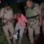 मीरजापुर पुलिस मुठभेड़ में घायल चेन स्नेचर को अस्पताल ले जाते पुलिसकर्मी