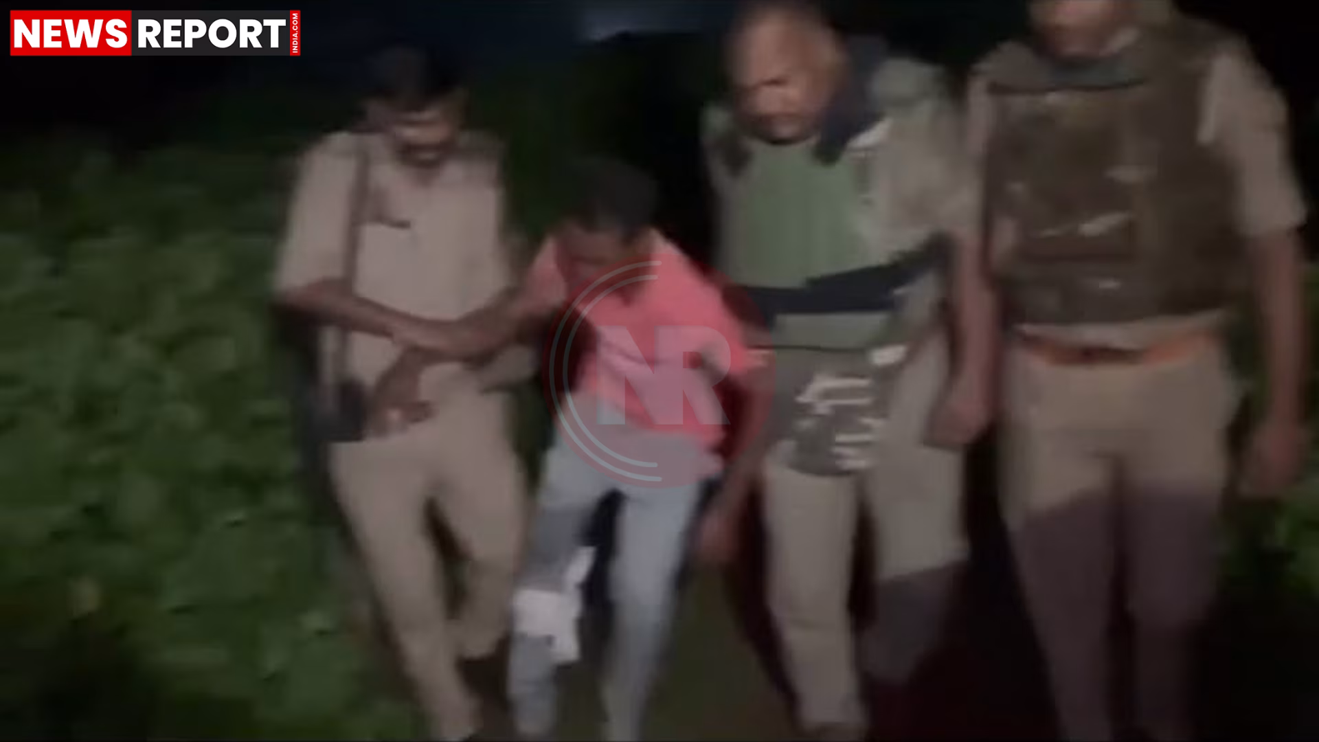 मीरजापुर पुलिस मुठभेड़ में घायल चेन स्नेचर को अस्पताल ले जाते पुलिसकर्मी