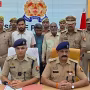 पुलिस द्वारा बरामद किए गए कटे हुए ट्रक के पुर्जे और स्क्रैप के अवशेष, साथ में गिरफ्तार आरोपी और बरामद नकदी व मोबाइल फोन।