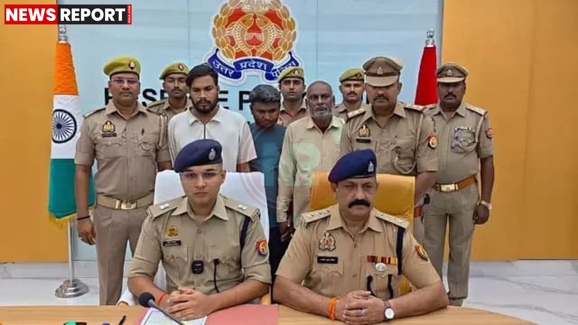 पुलिस द्वारा बरामद किए गए कटे हुए ट्रक के पुर्जे और स्क्रैप के अवशेष, साथ में गिरफ्तार आरोपी और बरामद नकदी व मोबाइल फोन।