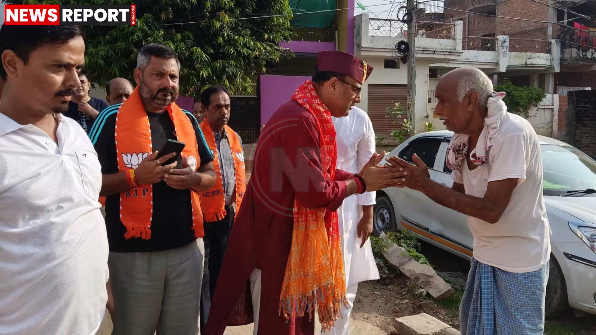 विधायक सौरभ श्रीवास्तव भगवानपुर में लोगों से संवाद करते हुए
