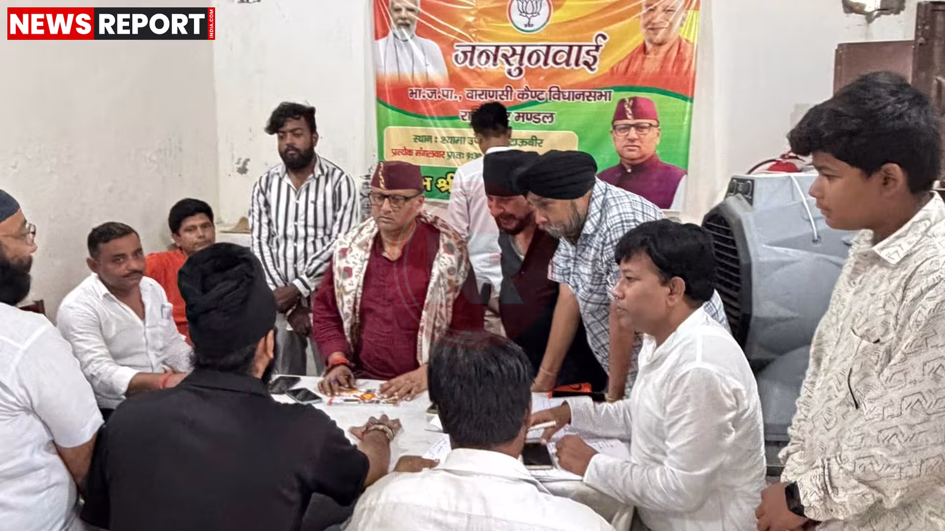रामनगर में जनसुनवाई के दौरान विधायक सौरभ श्रीवास्तव लोगों की समस्याएं सुनते हुए।
