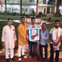 वाराणसी के वृद्धाश्रम में बुजुर्गों के साथ प्रधानमंत्री मोदी का जन्मदिन मनाते लोग