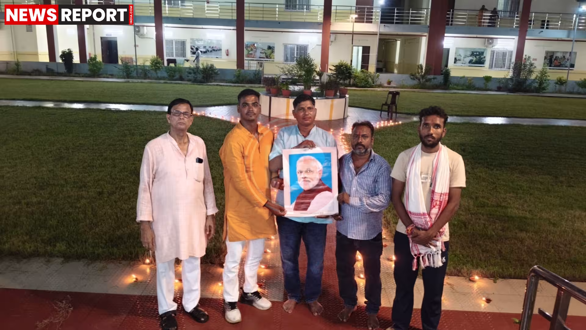 वाराणसी के वृद्धाश्रम में बुजुर्गों के साथ प्रधानमंत्री मोदी का जन्मदिन मनाते लोग