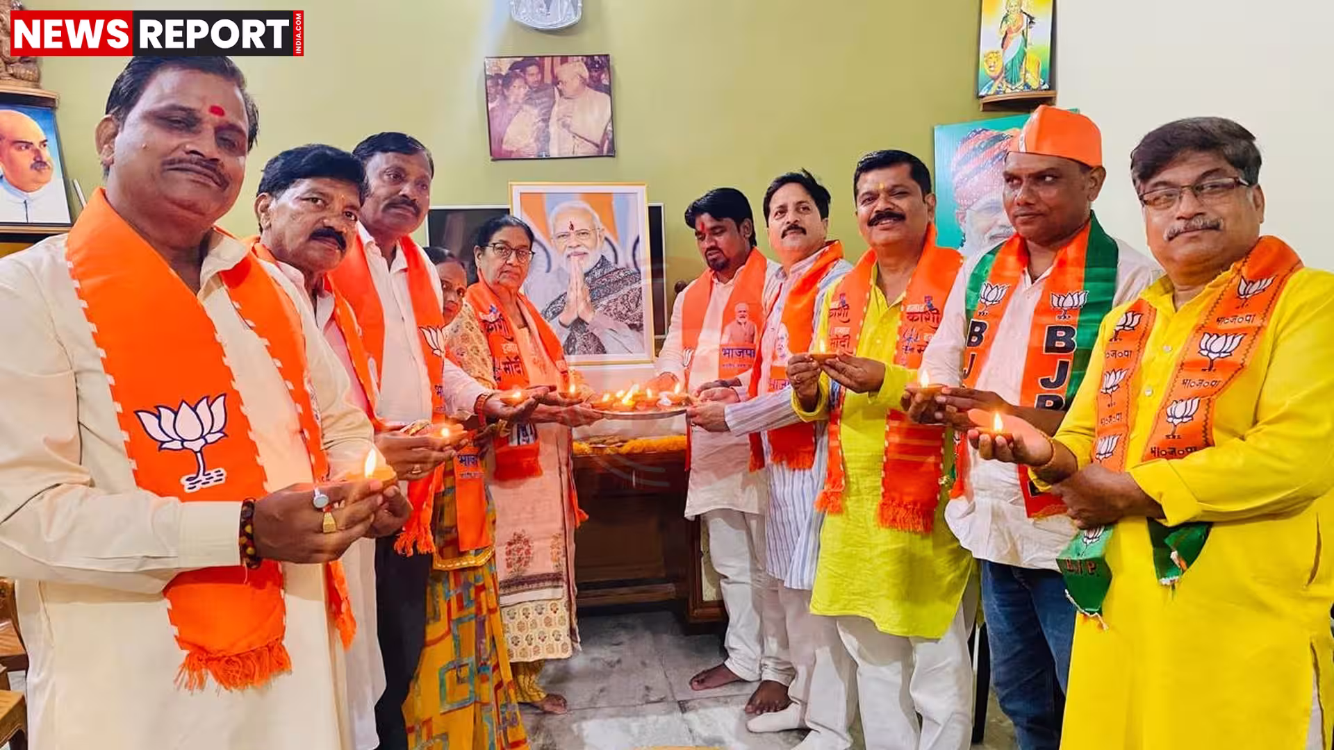 रामनगर वाराणसी में प्रधानमंत्री नरेंद्र मोदी के जन्मदिन पर आशीर्वाद दीप जलाते भाजपा कार्यकर्ता
