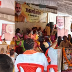 वाराणसी में PM मोदी के जनसंपर्क कार्यालय में 21 ब्राह्मण वैदिक मंत्रोच्चार और सुंदरकांड पाठ करते हुए