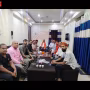 रामनगर में मां अंबे पूजा समिति की बैठक की तस्वीर, जिसमें सदस्य चर्चा करते दिख रहे हैं।