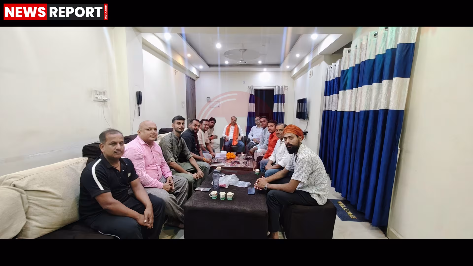 रामनगर में मां अंबे पूजा समिति की बैठक की तस्वीर, जिसमें सदस्य चर्चा करते दिख रहे हैं।