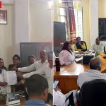 रामनगर नगर निगम कार्यालय के बाहर प्रदर्शन करते लोग और सपा पार्षद राम कुमार यादव