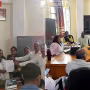 रामनगर नगर निगम कार्यालय के बाहर प्रदर्शन करते लोग और सपा पार्षद राम कुमार यादव