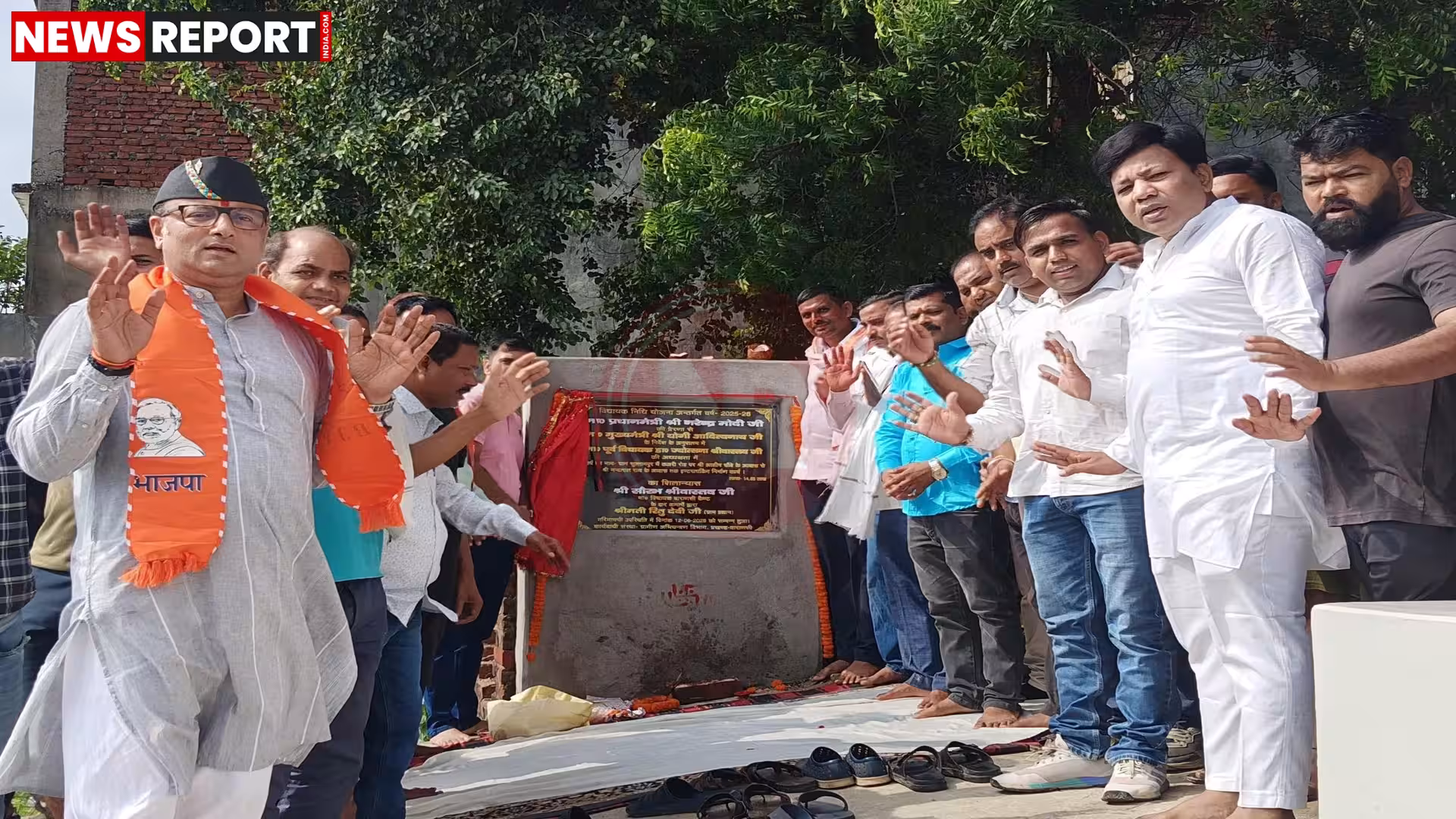 विधायक सौरभ श्रीवास्तव सुल्तानपुर में इंटरलॉकिंग सड़क के शिलान्यास के दौरान पूजन करते हुए