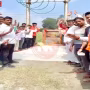विधायक सौरभ श्रीवास्तव अभिनव विहार कॉलोनी में इंटरलॉकिंग सड़क के शिलान्यास पट्टिका का अनावरण करते हुए।