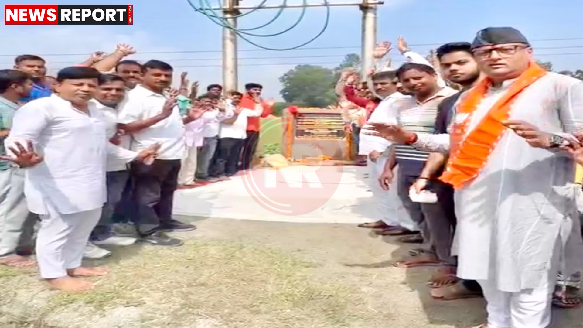 विधायक सौरभ श्रीवास्तव अभिनव विहार कॉलोनी में इंटरलॉकिंग सड़क के शिलान्यास पट्टिका का अनावरण करते हुए।