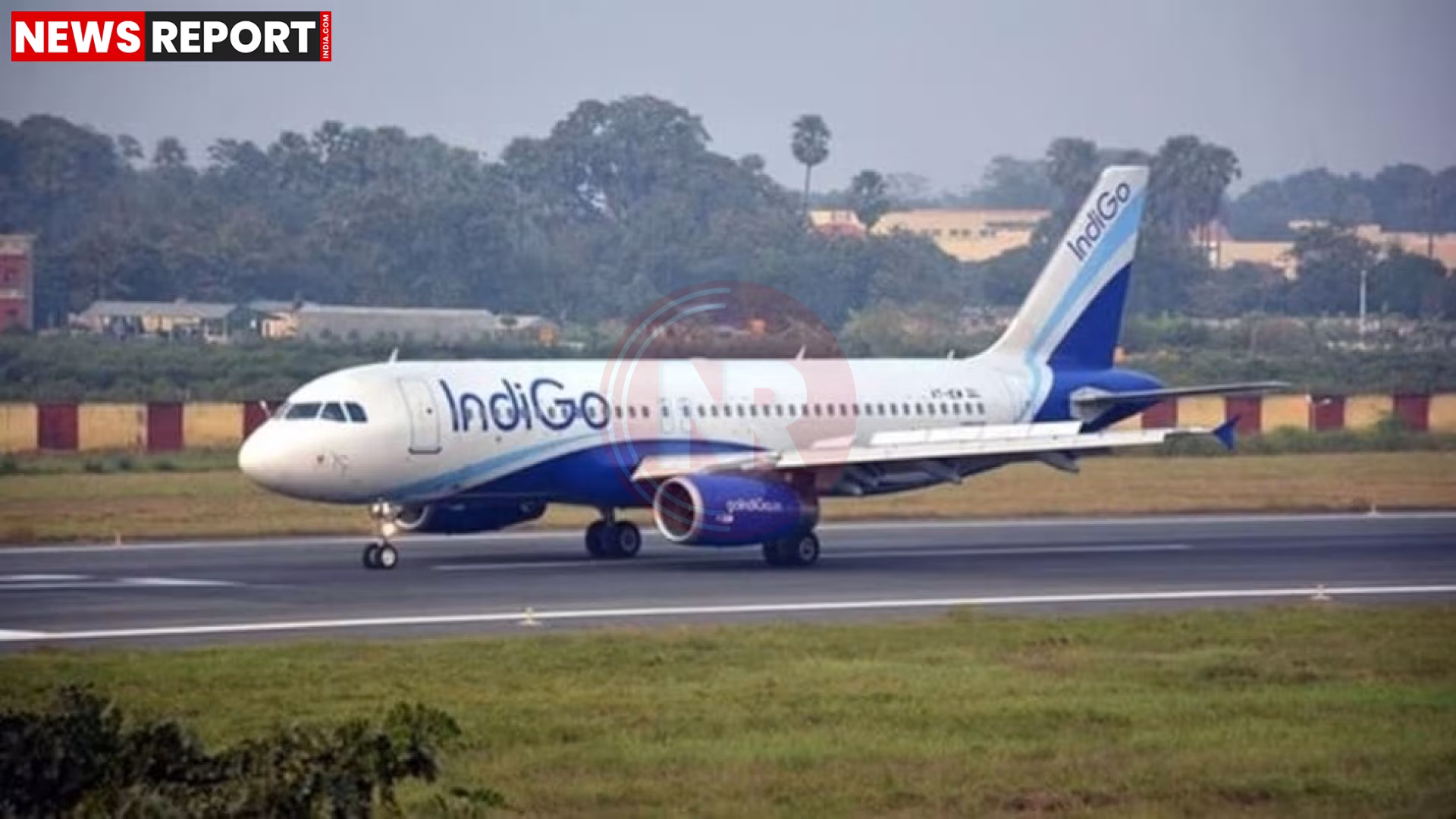 वाराणसी एयरपोर्ट पर परेशान यात्री और उड़ान भरने से इनकार करता पायलट