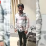 एक व्यक्ति को रिश्वत लेते हुए एंटी करप्शन टीम द्वारा गिरफ्तार किया जा रहा है, उसके हाथ में नोटों का बंडल है।