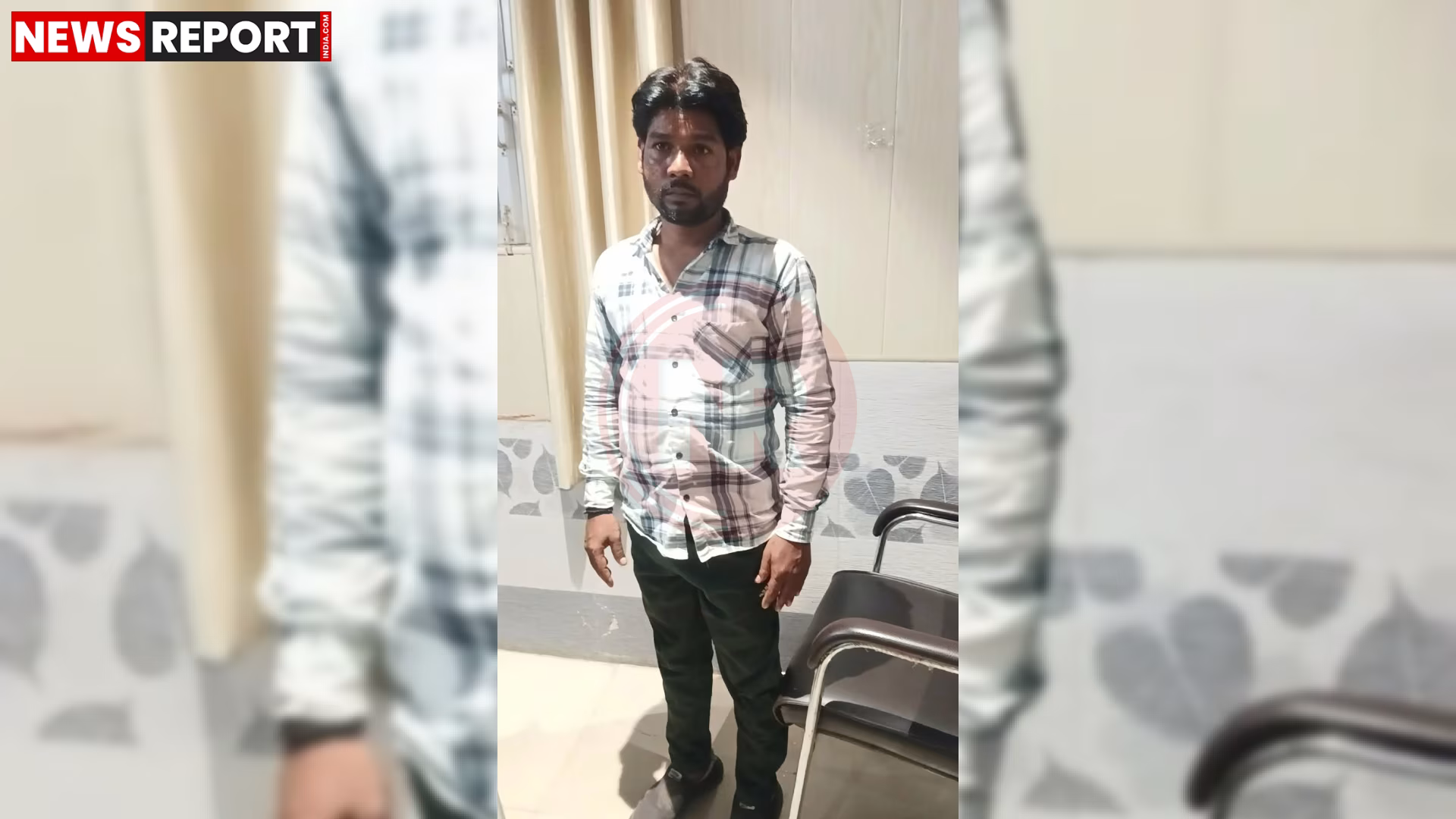 एक व्यक्ति को रिश्वत लेते हुए एंटी करप्शन टीम द्वारा गिरफ्तार किया जा रहा है, उसके हाथ में नोटों का बंडल है।
