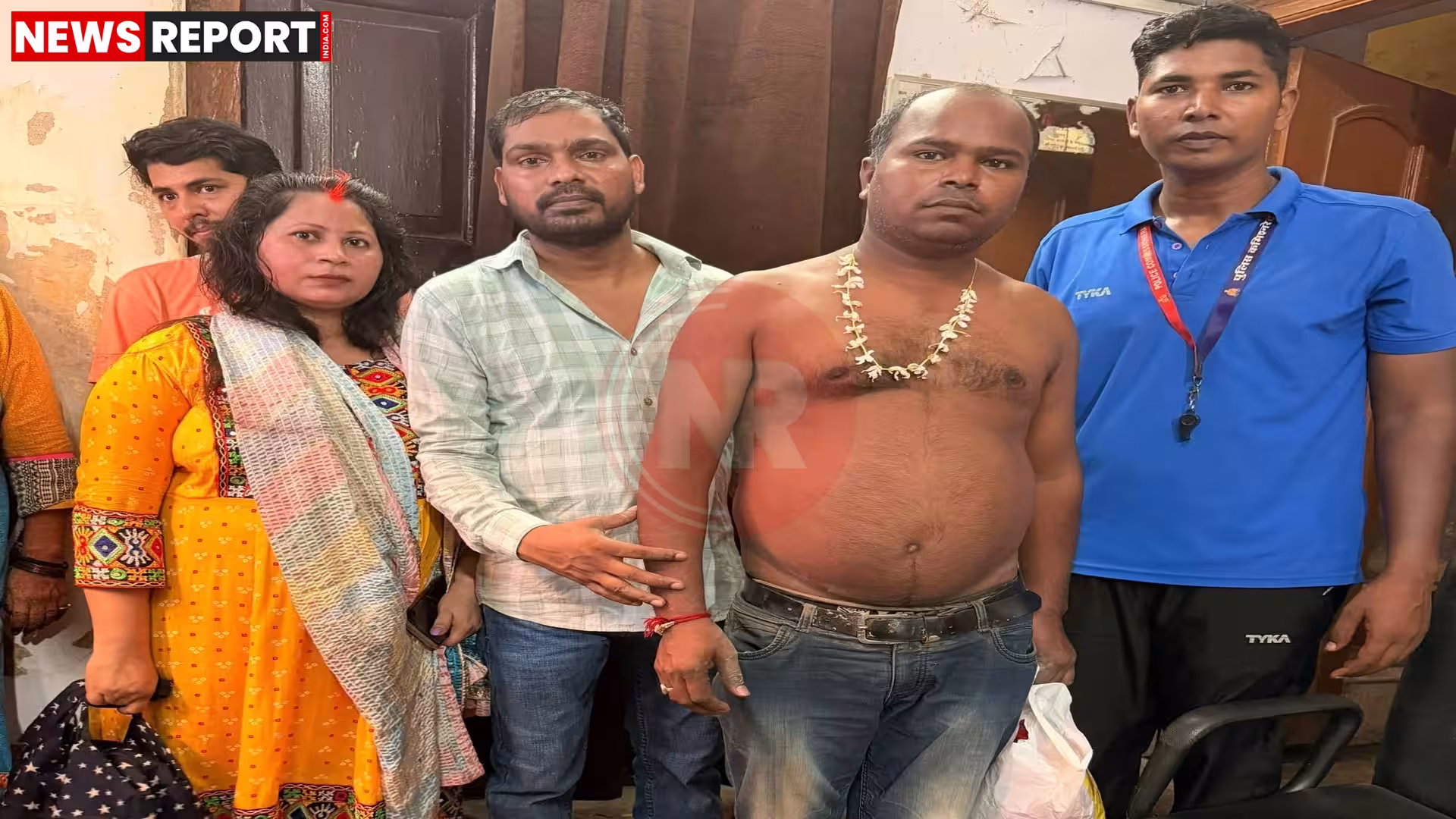 वाराणसी के अस्सी घाट पर गंगा में डूबते व्यक्ति को बचाते हुए पीएसी के जवान।