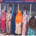 वाराणसी कैंट स्टेशन पर पुलिस द्वारा हंगामा करती महिलाओं को हिरासत में लेते हुए