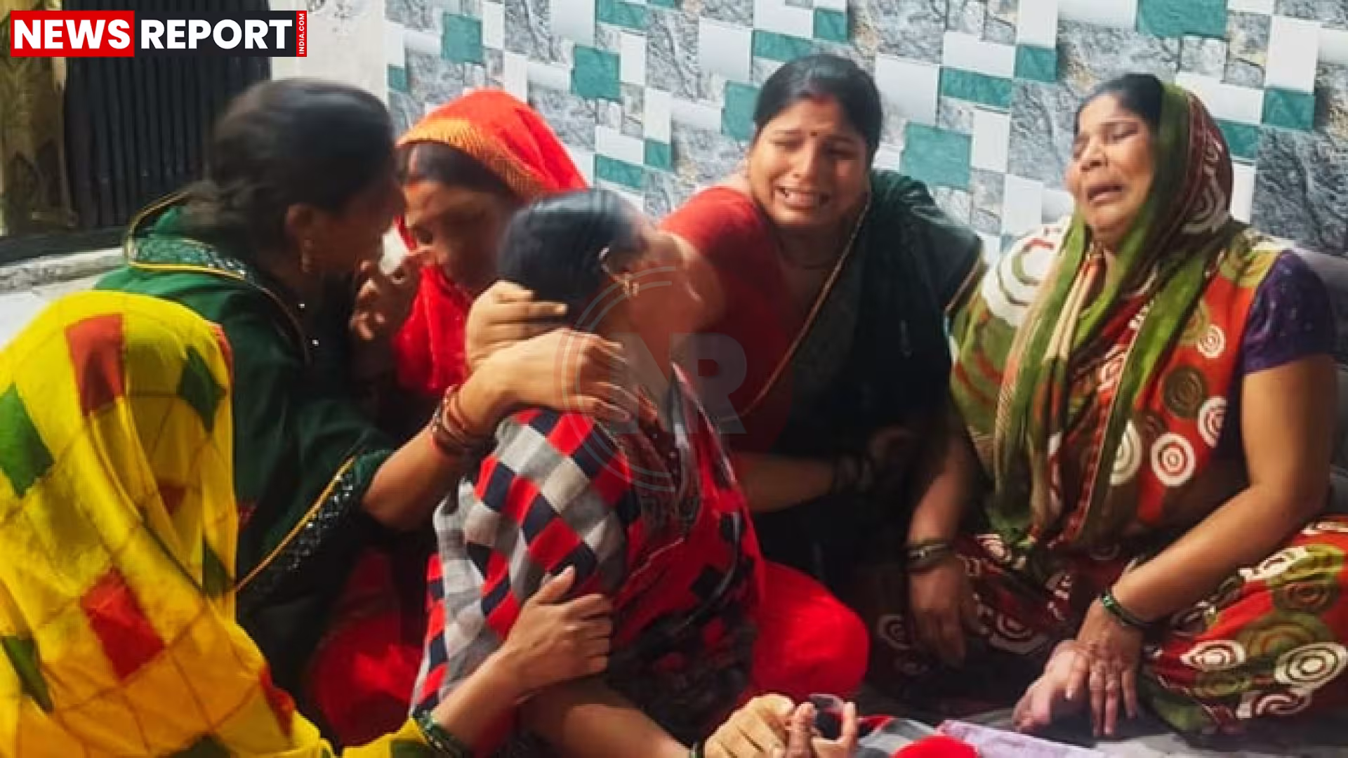वाराणसी में घटनास्थल पर पुलिस जांच करती हुई और शोक संतप्त परिजन।
