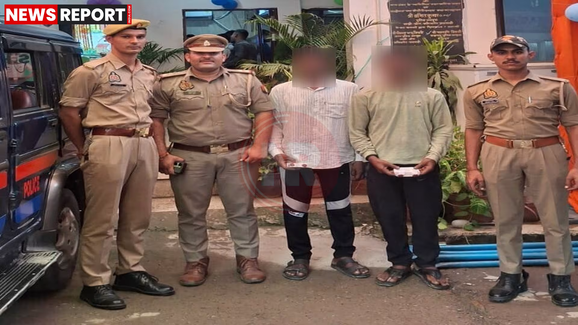 वाराणसी में लंका पुलिस द्वारा छिनैती के दो आरोपियों को गिरफ्तार करते हुए।