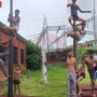 मलखंभ पर प्रदर्शन करते खिलाड़ी