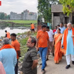 प्रभारी मंत्री सुरेश खन्ना वाराणसी की सड़कों पर गंदगी और कूड़े के ढेर का निरीक्षण करते हुए।