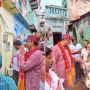 विधायक सौरभ श्रीवास्तव गौरीगंज में घर-घर जाकर लोगों से बात करते हुए