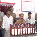 पुलिस द्वारा जब्त की गई अवैध अंग्रेजी शराब की बोतलें और पाउच, साथ में गिरफ्तार दो आरोपी।