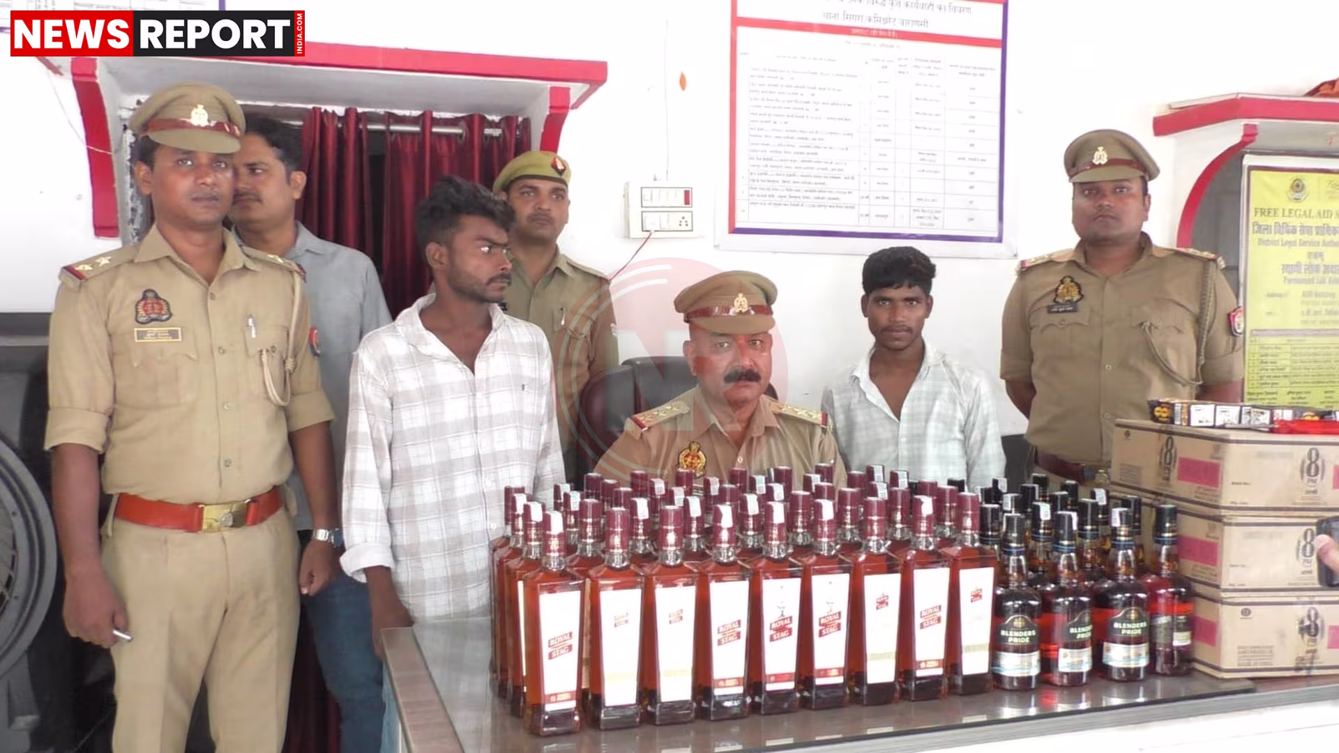 पुलिस द्वारा जब्त की गई अवैध अंग्रेजी शराब की बोतलें और पाउच, साथ में गिरफ्तार दो आरोपी।