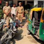 वाराणसी पुलिस द्वारा बरामद चोरी की मोटरसाइकिल और ऑटो के साथ गिरफ्तार आरोपी अंकुर पाण्डेय।