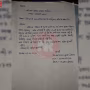 ड्यूटी के तनाव में दिख रहा एक पुलिस सिपाही, पृष्ठभूमि में वाराणसी पुलिस का लोगो