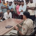 वाराणसी के रामनगर में पुलिस अधिकारी व्यापारियों और वेंडरों से अतिक्रमण पर चर्चा करते हुए।