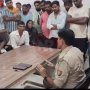 वाराणसी के रामनगर में पुलिस अधिकारी व्यापारियों और वेंडरों से अतिक्रमण पर चर्चा करते हुए।