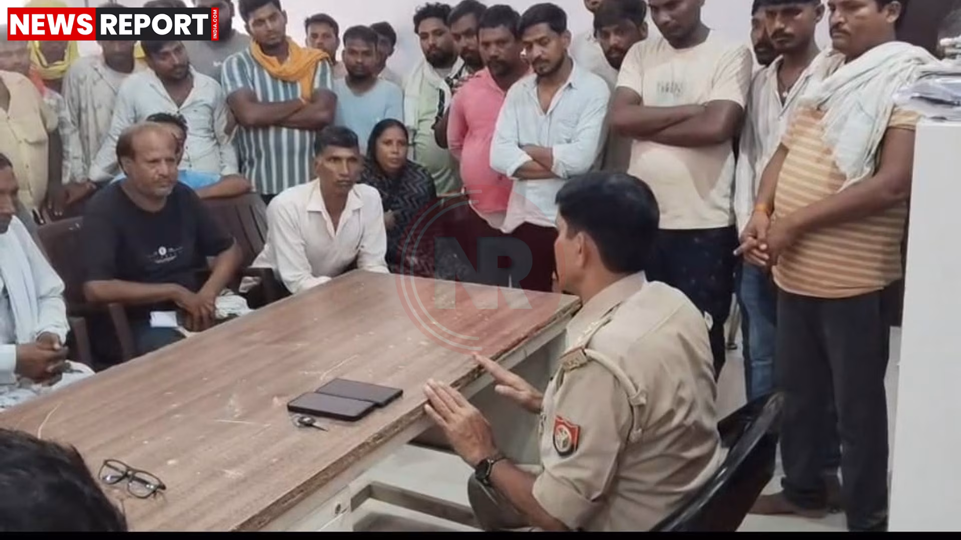वाराणसी के रामनगर में पुलिस अधिकारी व्यापारियों और वेंडरों से अतिक्रमण पर चर्चा करते हुए।