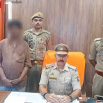 वाराणसी पुलिस द्वारा गिरफ्तार किया गया आरोपी अशोक कुमार, पुलिस अधिकारी के साथ।