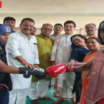 वुशु खिलाड़ी प्रतियोगिता के दौरान अपनी कला का प्रदर्शन करते हुए।