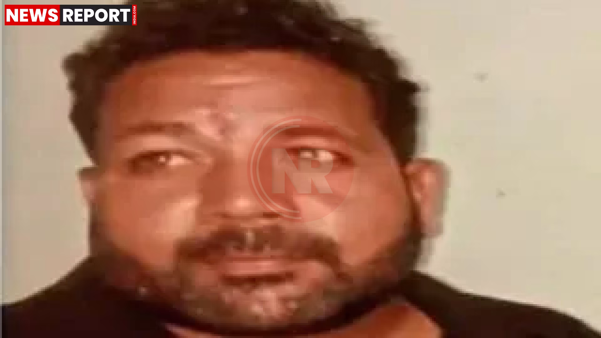 बीएचयू ट्रामा सेंटर के बाहर पुलिसकर्मी और पीड़ित परिवार के सदस्य