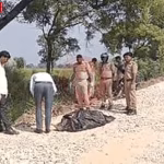 पुलिस अधिकारी चंदौली में माइनर और नाले के पास बोरे में बंद मिले शवों की जांच करते हुए