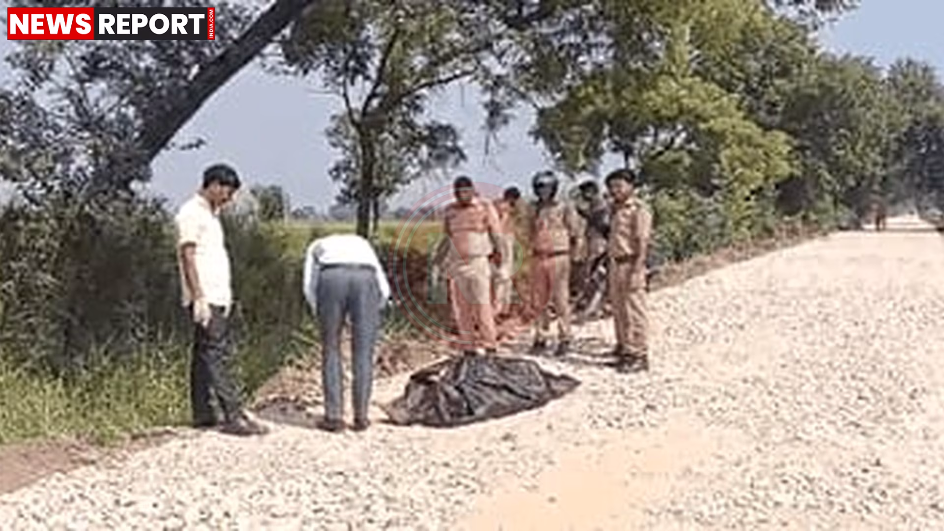 पुलिस अधिकारी चंदौली में माइनर और नाले के पास बोरे में बंद मिले शवों की जांच करते हुए
