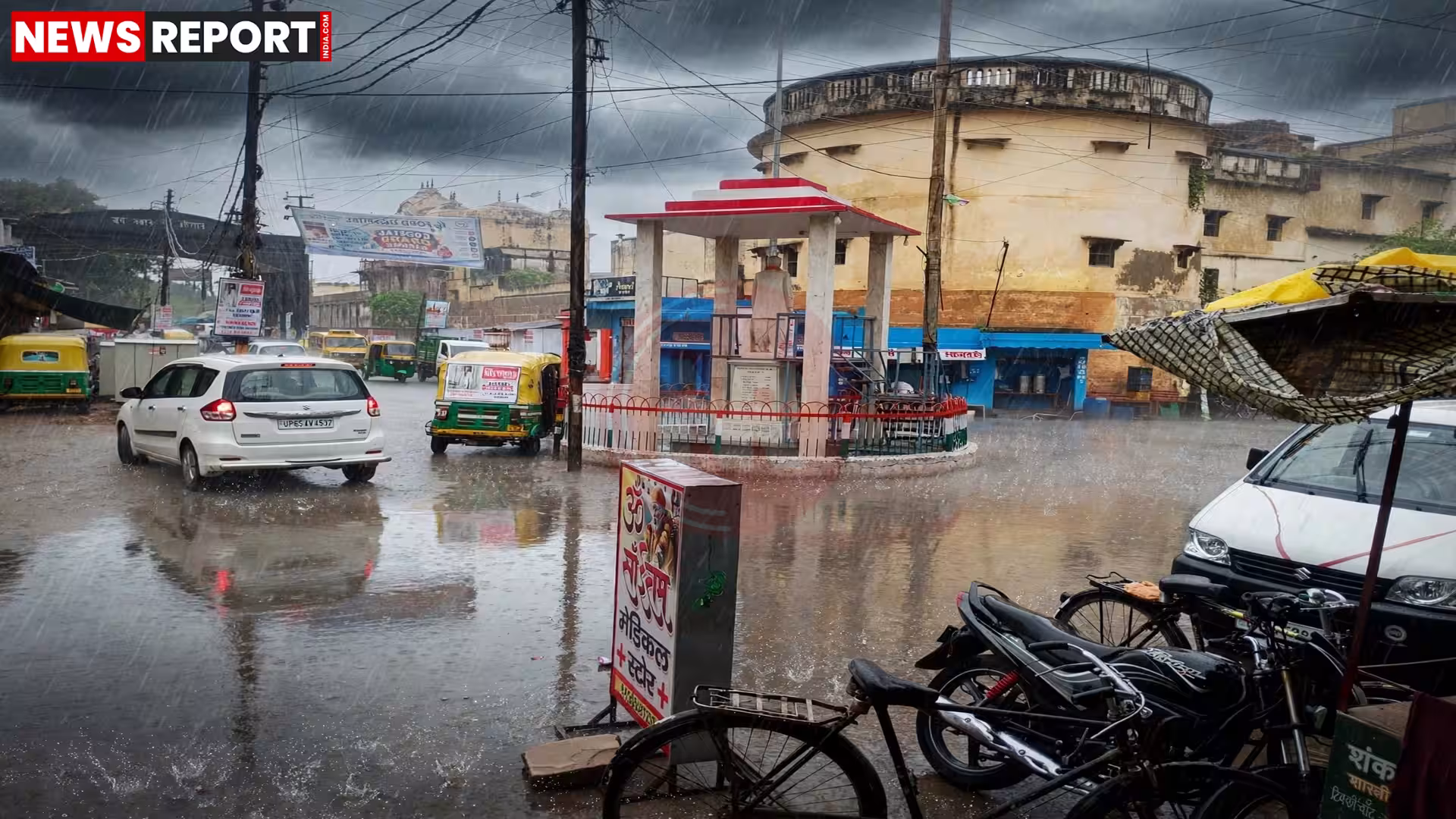बारिश और तेज हवाओं के बीच वाराणसी में लोग छाता लिए चलते हुए
