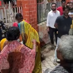 ज्ञानपुर जिला अस्पताल के सामने सड़क पर प्रसव पीड़ा में महिला, परिजन चादर की ओट में