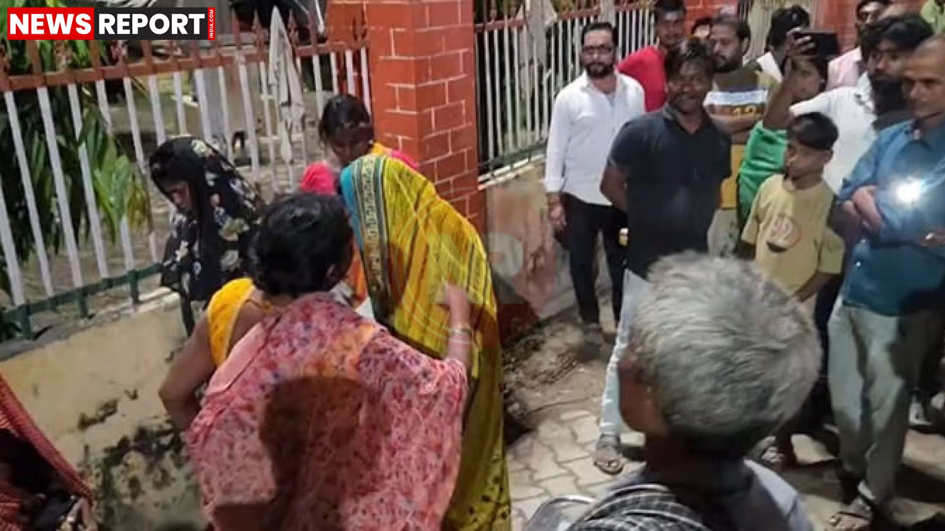 ज्ञानपुर जिला अस्पताल के सामने सड़क पर प्रसव पीड़ा में महिला, परिजन चादर की ओट में