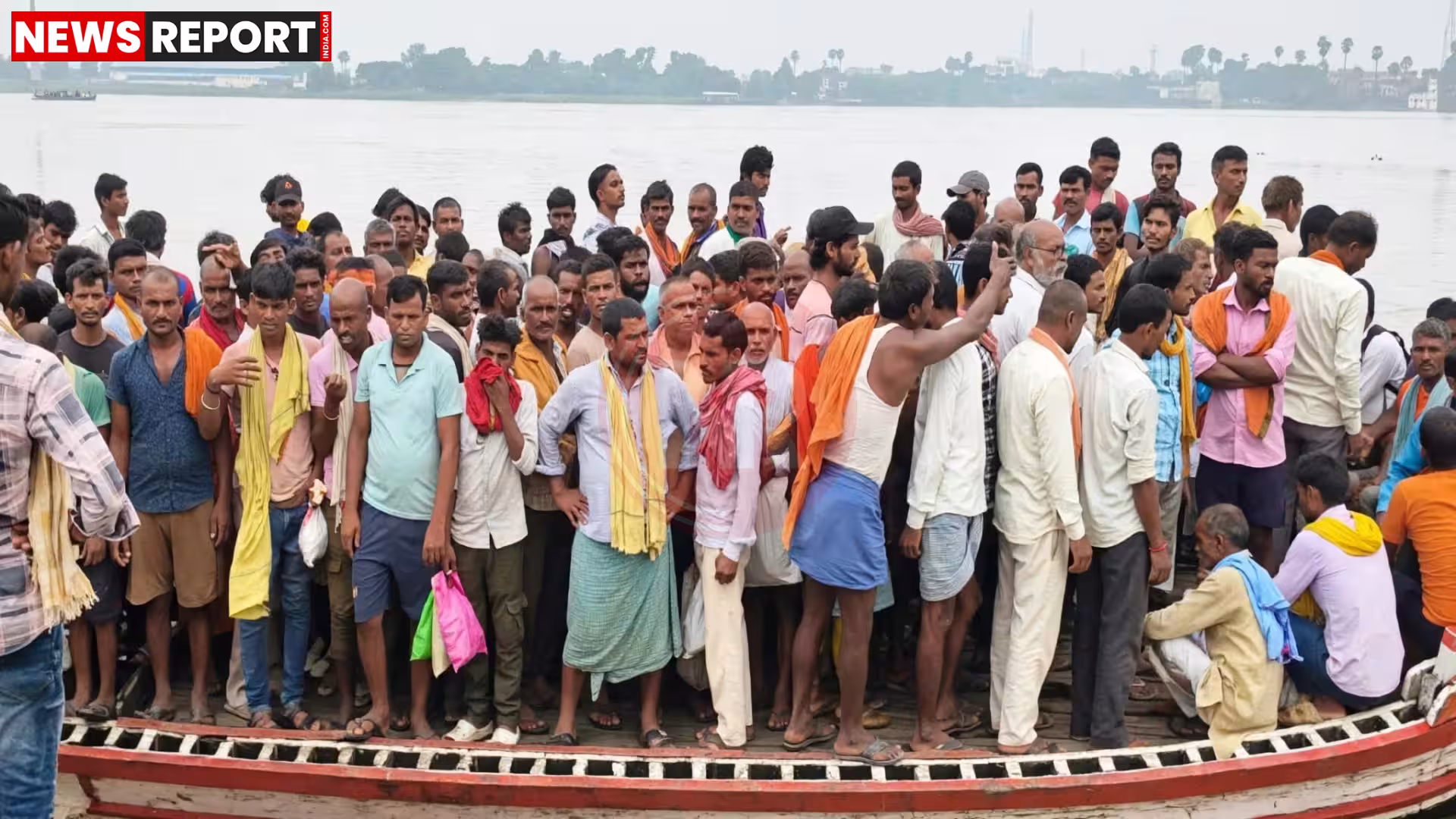 गंगा नदी में पलटी नाव के बाद बचाव कार्य करते ग्रामीण और गोताखोर