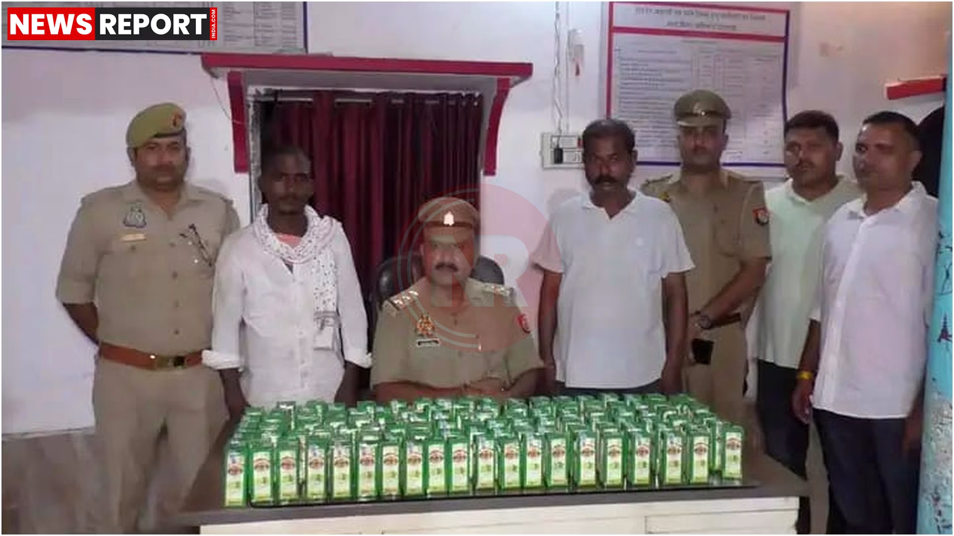 वाराणसी में अवैध शराब जब्त करती पुलिस और गिरफ्तार आरोपी