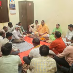 मिर्जापुर में भाजपा विधायक रत्नाकर मिश्रा कार्यकर्ताओं के साथ बैठक करते हुए