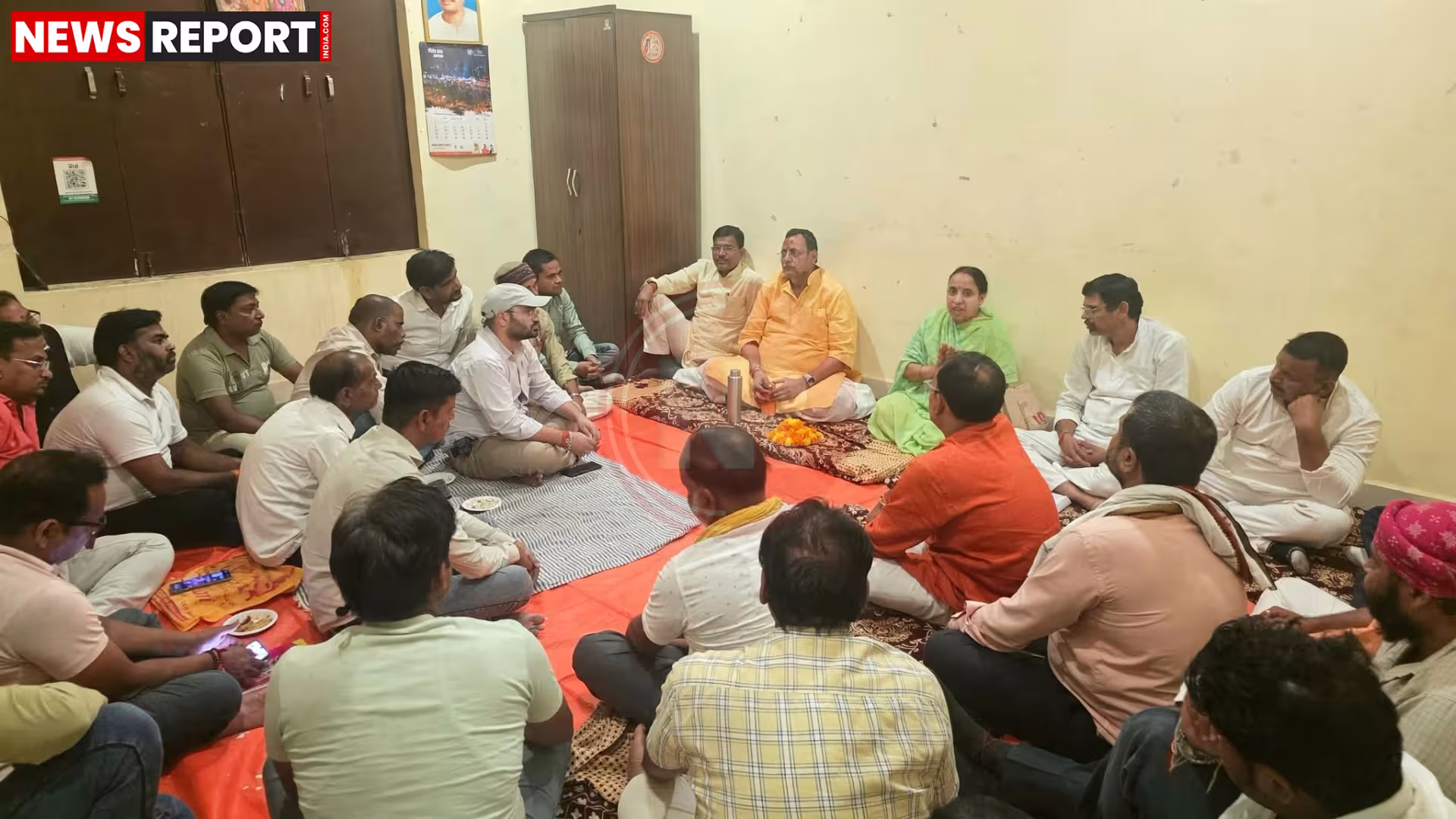 मिर्जापुर में भाजपा विधायक रत्नाकर मिश्रा कार्यकर्ताओं के साथ बैठक करते हुए