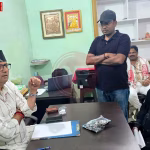 विधायक सौरभ श्रीवास्तव जनसुनवाई में जनता से संवाद करते हुए